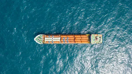 190689080-el-buque-de-carga-transporta-tuberías-de-metal-industriales-en-el-mar