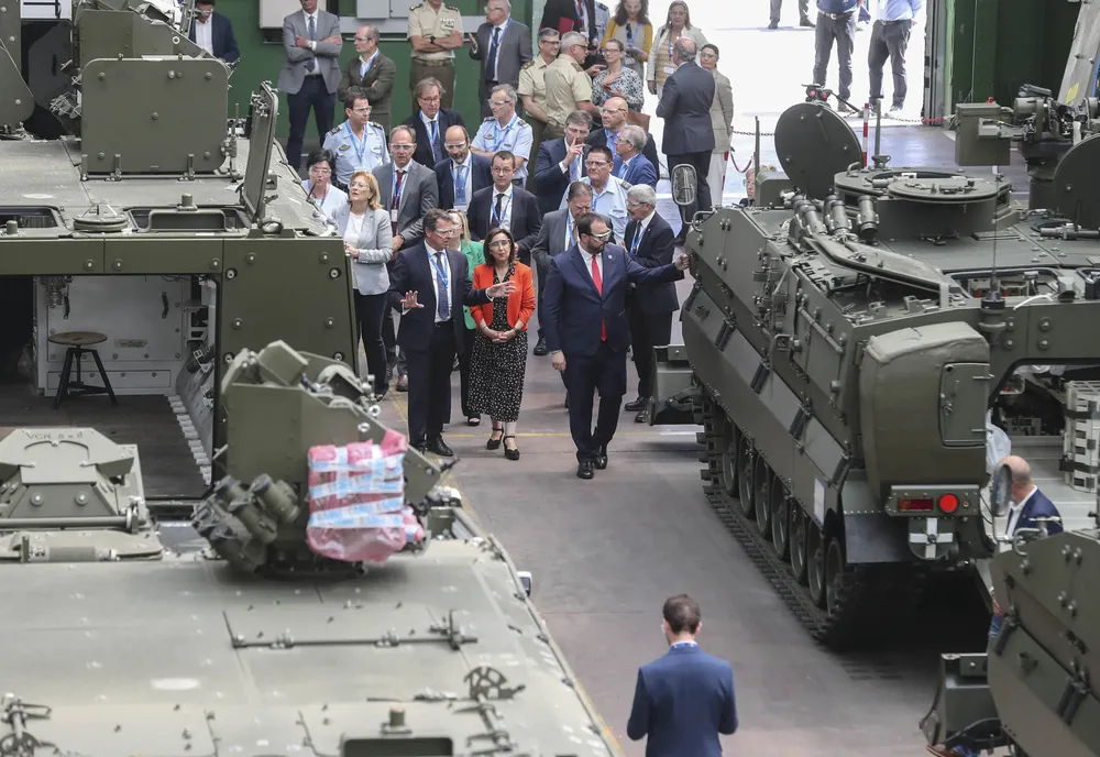 2023_06_30 presidente visita fabrica armas Trubia 3