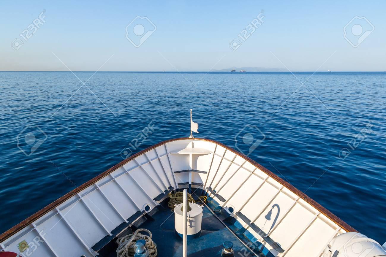 46949100-barco-en-alta-mar-está-mostrando-el-arco-en-un-día-de-verano