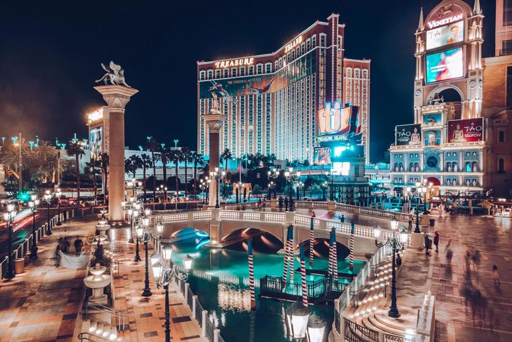 Refuse-to-hibernate-Las-Vegas-little-italy-1000x667