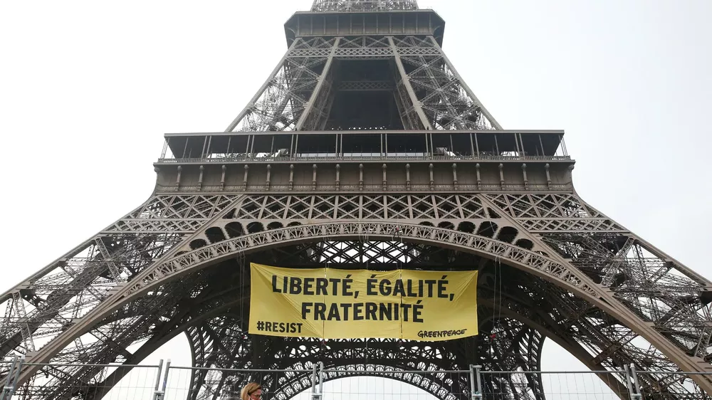 greenpeace-cuelga-una-pancarta-de-la-torre-eiffel-contra-el-frente-nacional-de-le-pen